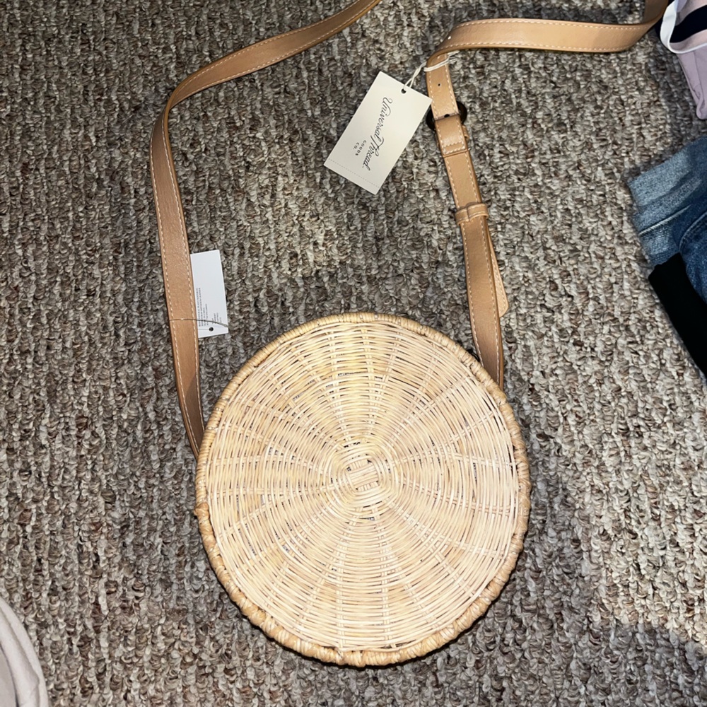 Universal Thread Crossbody